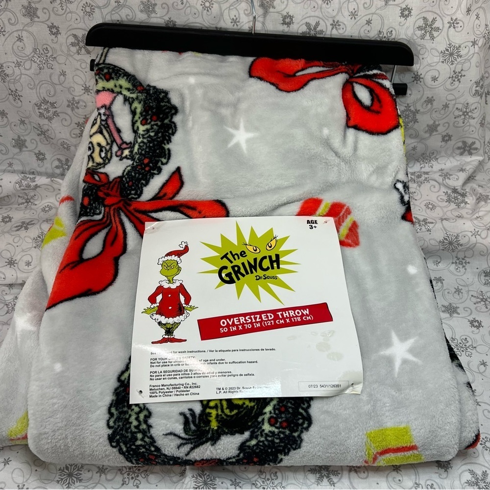 How The Grinch Stole Christmas Oversized VIRAL Throw Blanket - Wreath Print